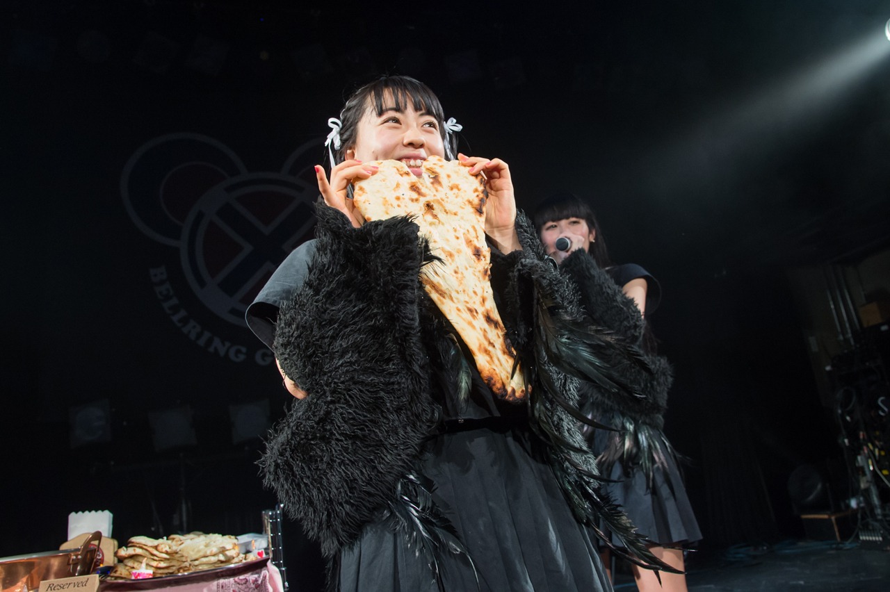 ナンを手にする宇佐美萌。（撮影：林晋介）