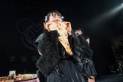 ナンを手にする宇佐美萌。(撮影:林晋介)