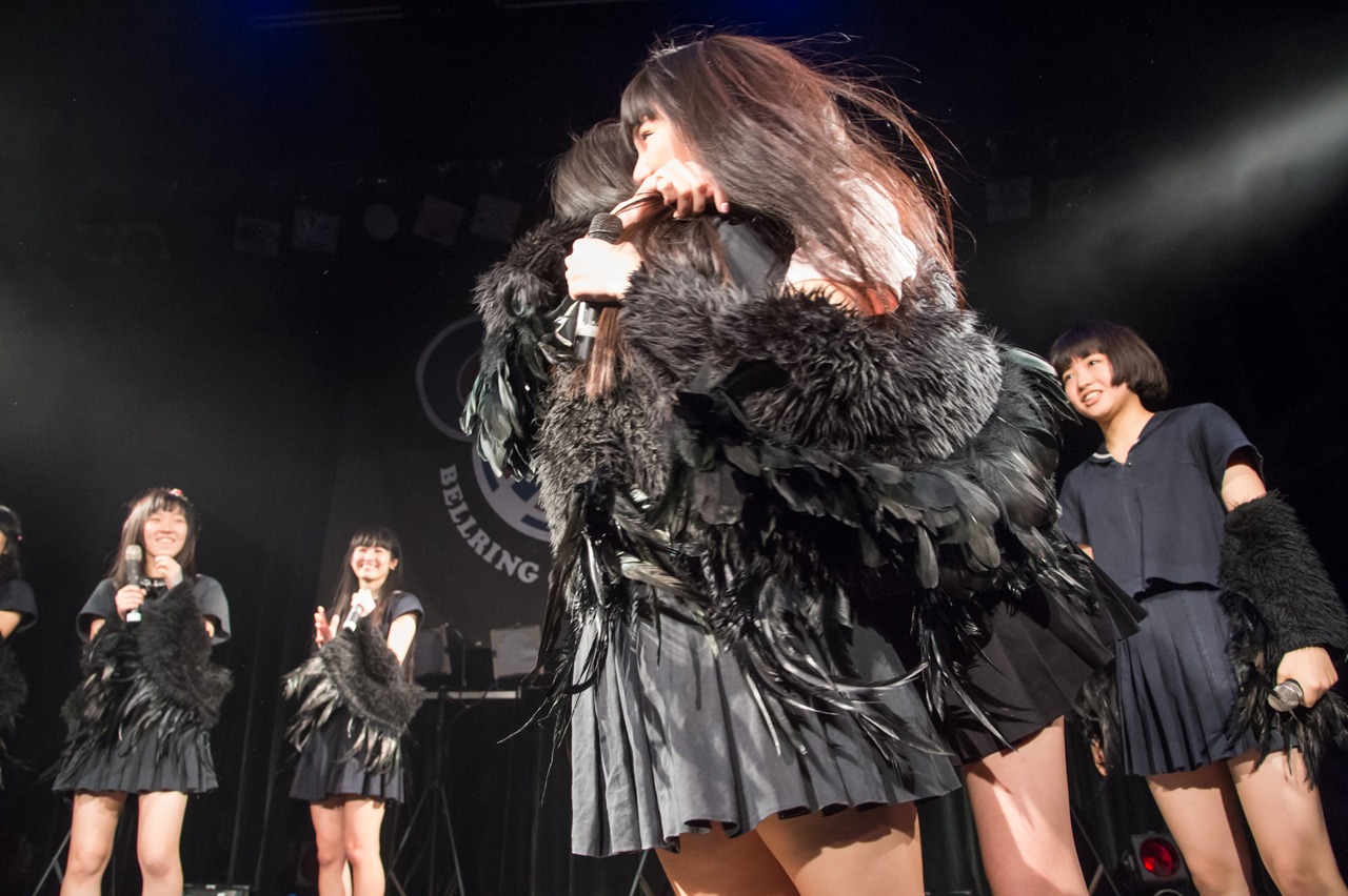 抱き合う宇佐美萌とTIRA。（撮影：林晋介）