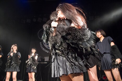 抱き合う宇佐美萌とTIRA。(撮影:林晋介)