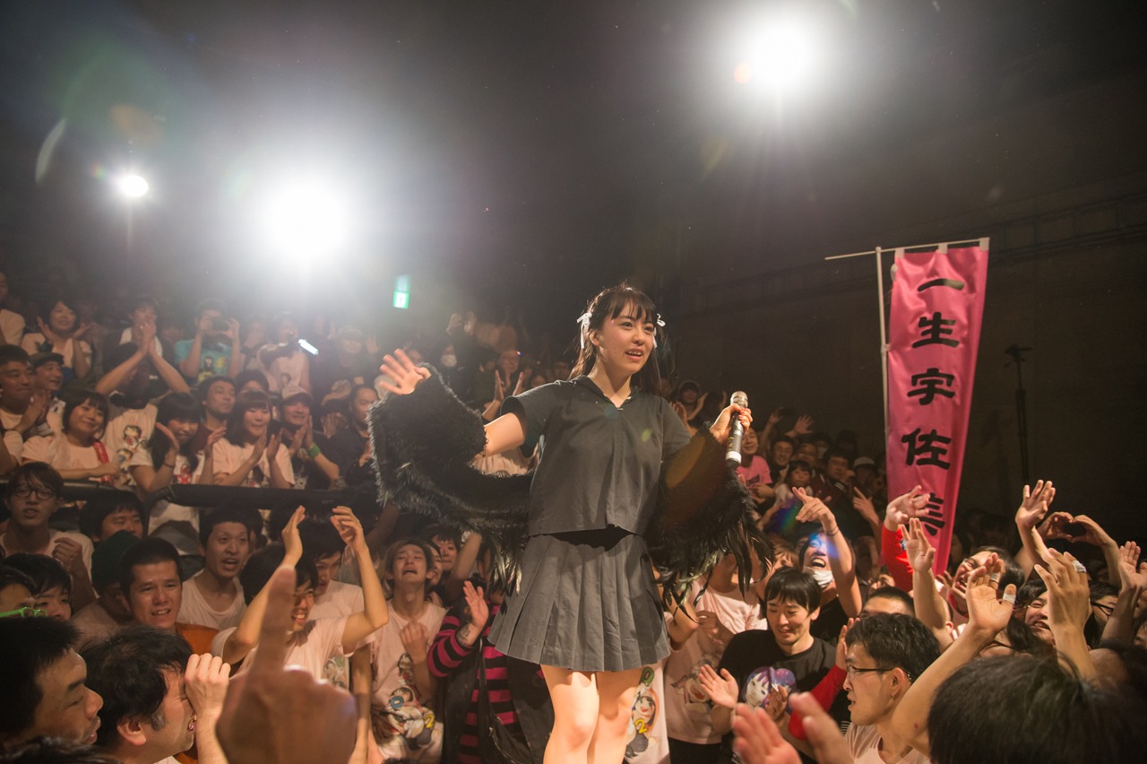 客席中央に立つ宇佐美萌。（撮影：林晋介）