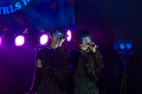 左から柳沢あやの、カイ。（撮影：林晋介）