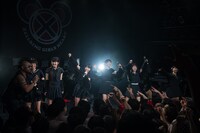 BUTCHとともにコールを行うBELLRING少女ハート。（撮影：林晋介）