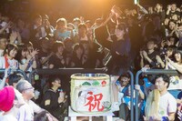 鏡開きを行う宇佐美萌。（撮影：林晋介）