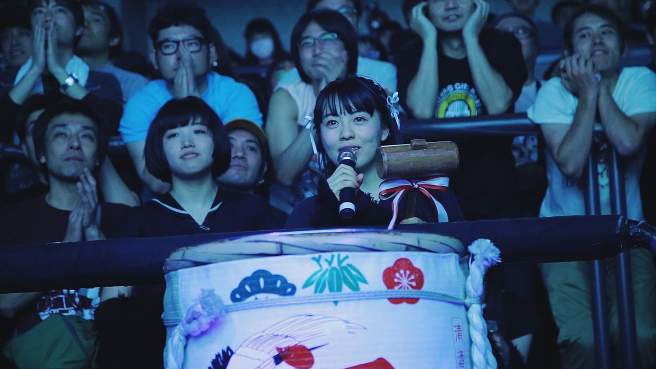 ビデオレター映像をじっくりと見る宇佐美萌。（写真提供：AqbiRec）