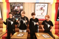 オープン当日に「バニカフェ」に訪れたgo!go!vanillasメンバー。