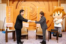 西川貴教が滋賀・滋賀県公館を訪れた際の様子。