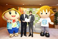 滋賀・草津市役所を訪れ、橋川わたる市長（左から2番目）を表敬訪問した西川貴教（右から2番目）。