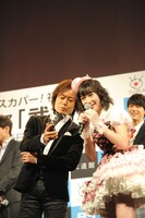 スマートフォンに打ち込んだメッセージを宮本佳林に見せるつんく♂。