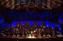 郷ひろみと東京フィルハーモニー交響楽団の共演の様子。（写真提供：Sony Music Records）