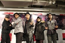 左からRIKIJIと特撮（三柴理、大槻ケンヂ、NARASKI、ARIMATSU）。（写真提供：EVIL LINE RECORDS）
