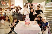 「キラキラ“PRISM”アイシングケーキ」を前にする安田レイ（中央）。