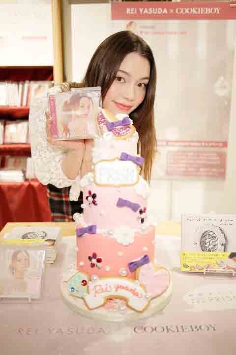 安田レイと「キラキラ“PRISM”アイシングケーキ」。