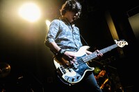 伊井宏介（B, Cho）（Photo by MASANORI FUJIKAWA）
