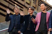 レッドカーペットで撮影に応じる三代目 J Soul Brothers from EXILE TRIBEのメンバー。