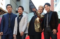 レッドカーペットで撮影に応じる三代目 J Soul Brothers from EXILE TRIBEのメンバー。