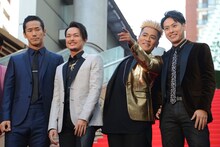 レッドカーペットで撮影に応じる三代目 J Soul Brothers from EXILE TRIBEのメンバー。