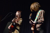 GLIM SPANKYのミニライブの様子。