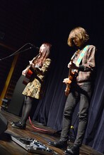 GLIM SPANKYのミニライブの様子。