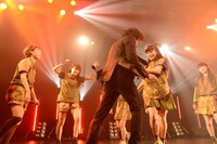 清掃員（BiSHファン）をステージ上に引きずり上げるBiSH。