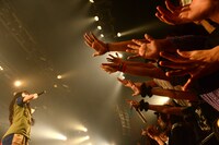 シャウトするアイナ・ジ・エンド（左）と盛り上がる清掃員。