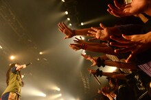 シャウトするアイナ・ジ・エンド（左）と盛り上がる清掃員。