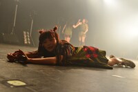 ステージに寝そべるセントチヒロ・チッチ。