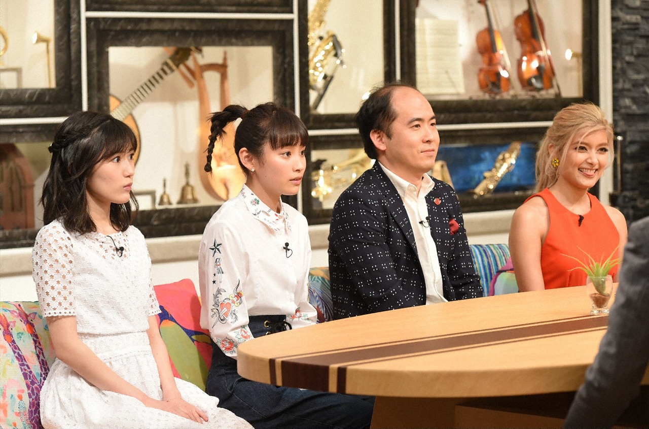 （左から）トークゲストの渡辺麻友、高橋愛、トレンディエンジェル斎藤、ローラ。(c)TBS