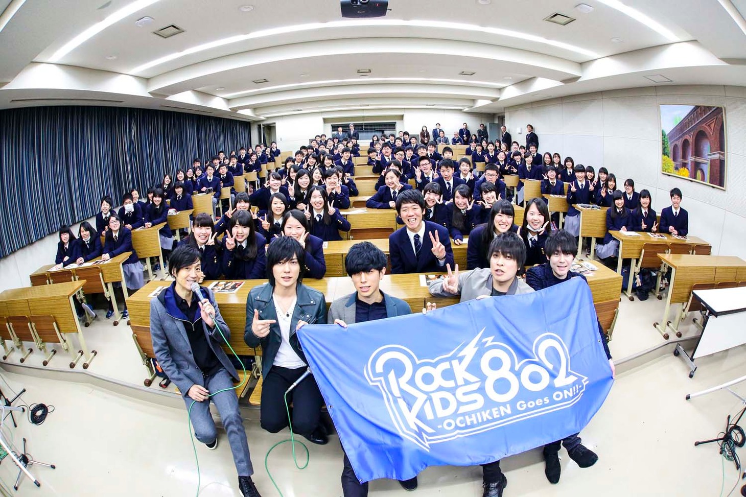 左からパーソナリティ・落合健太郎とflumpool。