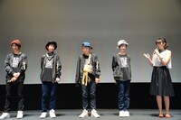 映画「イカれてイル？」初日舞台挨拶の様子。