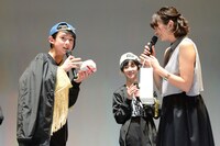 北山詩織（右）からチョコをもらうフウト（左）。