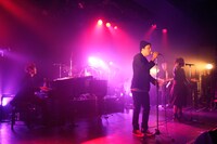 「Pretenders」を歌うmicaとGemie。（写真提供：SME Records）