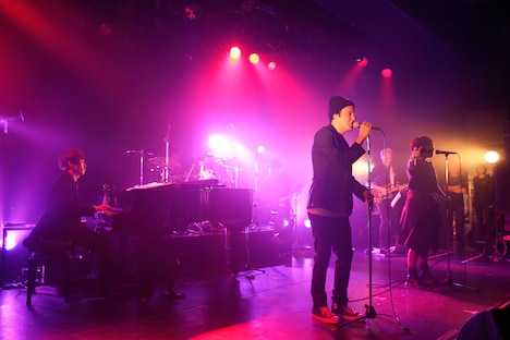 「Pretenders」を歌うmicaとGemie。（写真提供：SME Records）