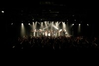 アンコール後、オーディエンスに挨拶する全出演者。（写真提供：SME Records）