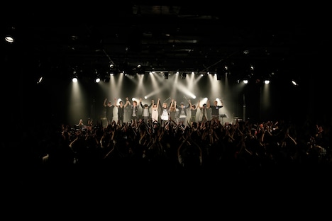 アンコール後、オーディエンスに挨拶する全出演者。（写真提供：SME Records）