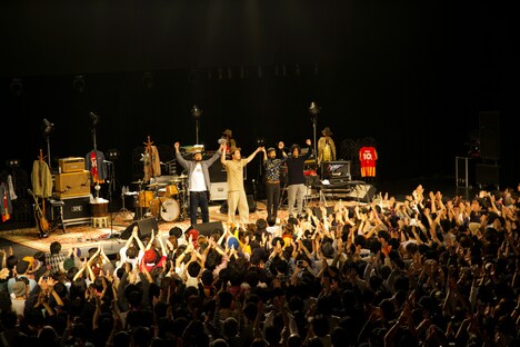 終演後、オーディエンスに挨拶するSPECIAL OTHERS。（撮影：五十嵐一晴）