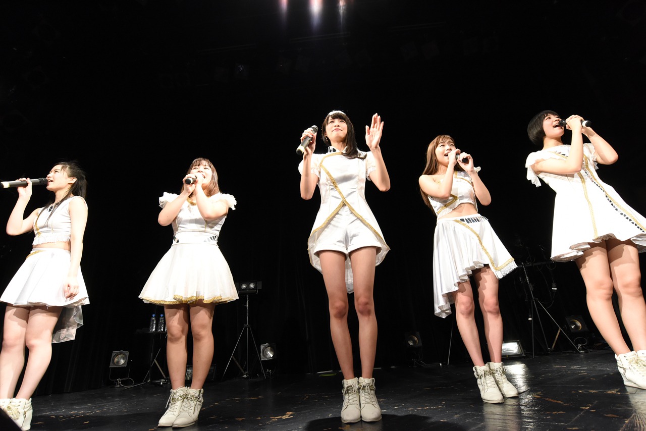 5人で挨拶するGALETTe。