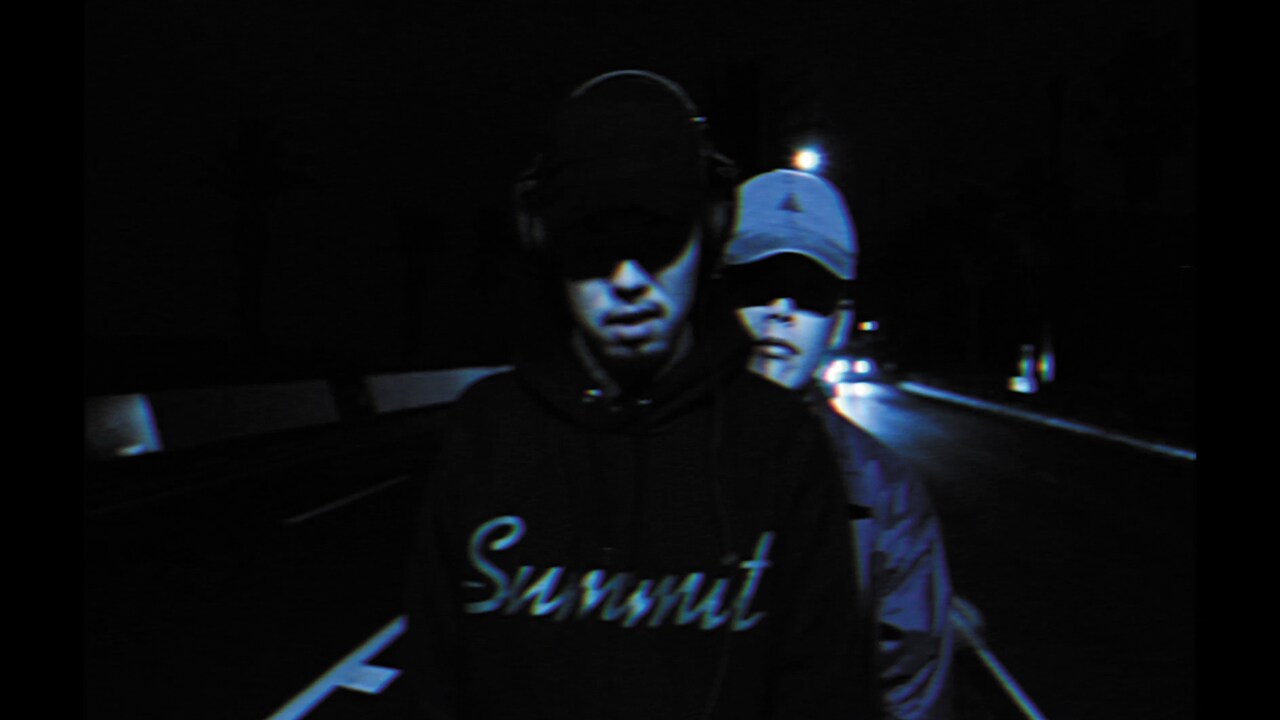 Hi'Spec「BUG feat. ABC（AIR BOURYOKU CLUB）」ミュージックビデオのワンシーン。