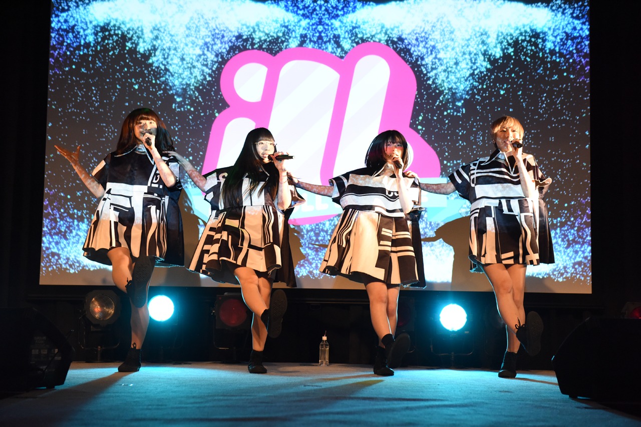 Maison book girlによるライブの様子。