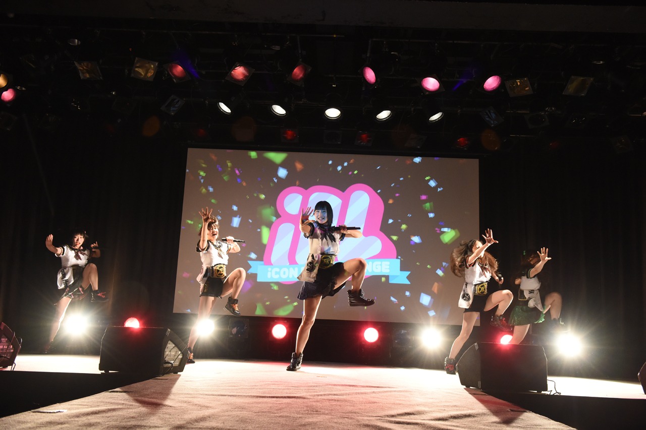 ジュネス☆プリンセスによるライブの様子。