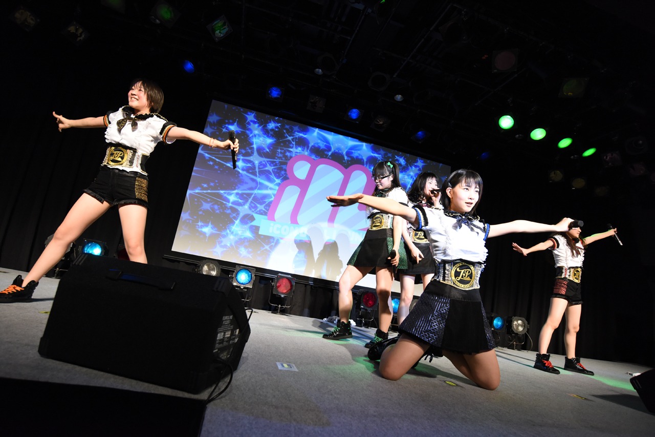 ジュネス☆プリンセスによるライブの様子。