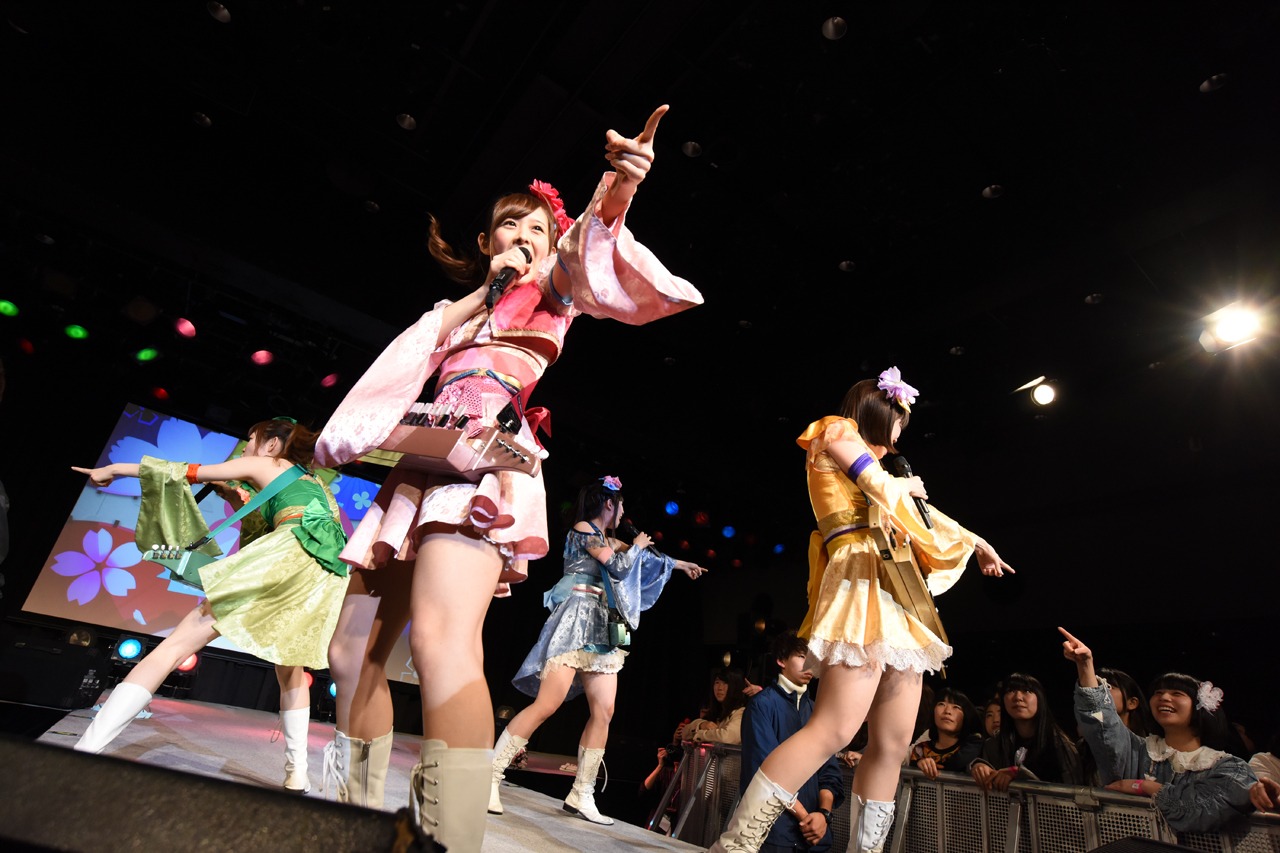平成琴姫によるライブの様子。