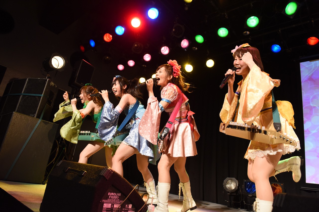平成琴姫によるライブの様子。