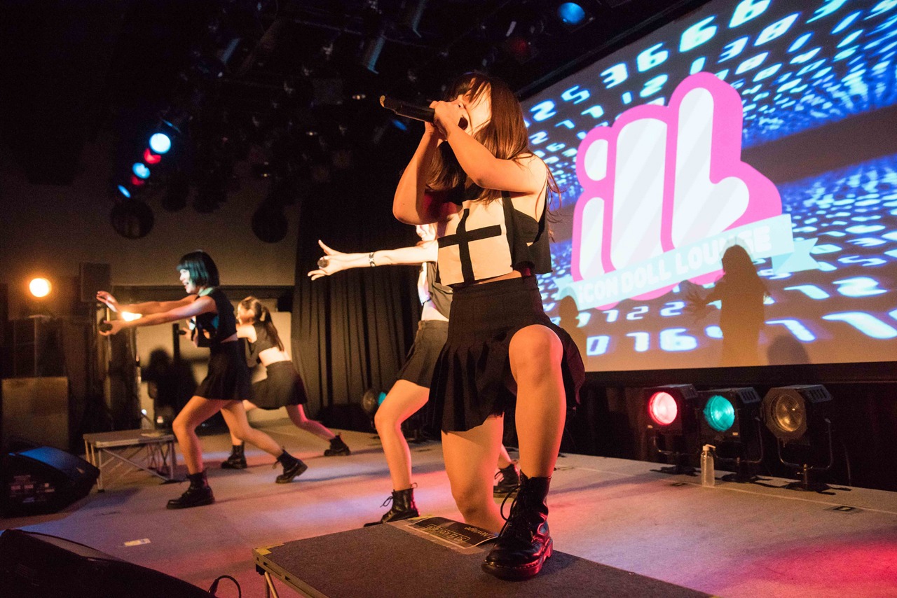 PassCodeによるライブの様子。