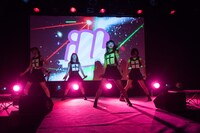 PassCodeによるライブの様子。