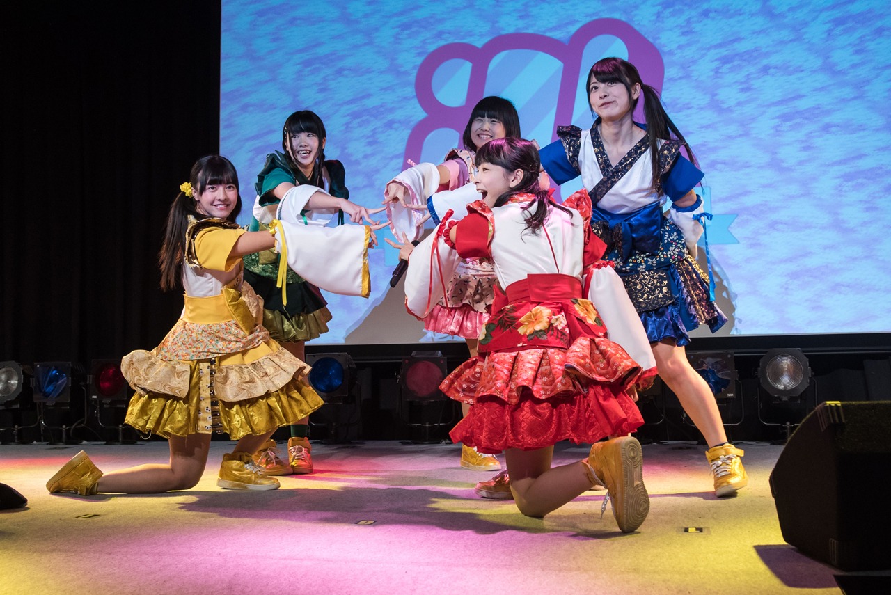 神宿によるライブの様子。