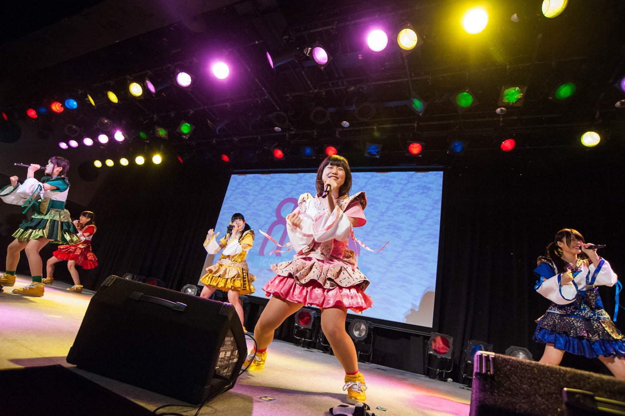 神宿によるライブの様子。