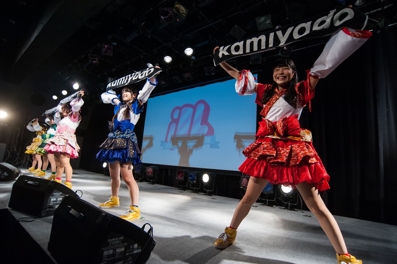 神宿によるライブの様子。