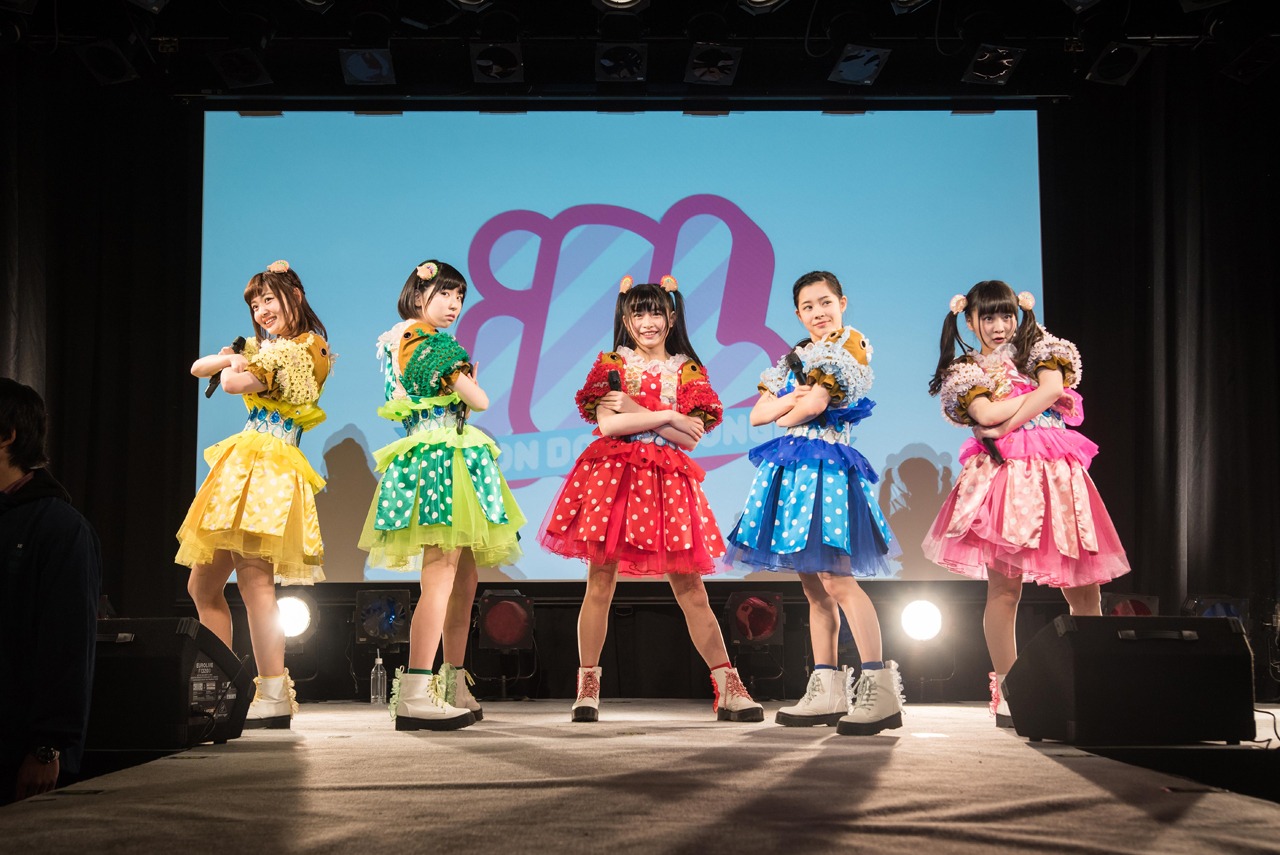 乙女新党によるライブの様子。