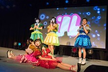 乙女新党によるライブの様子。